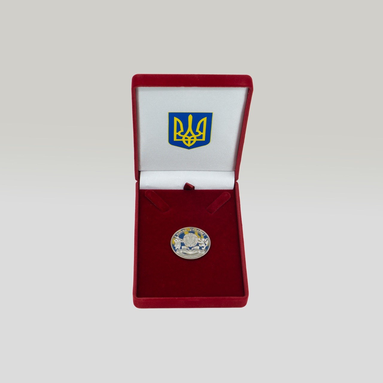 Відкритий футляр з медаллю всередині