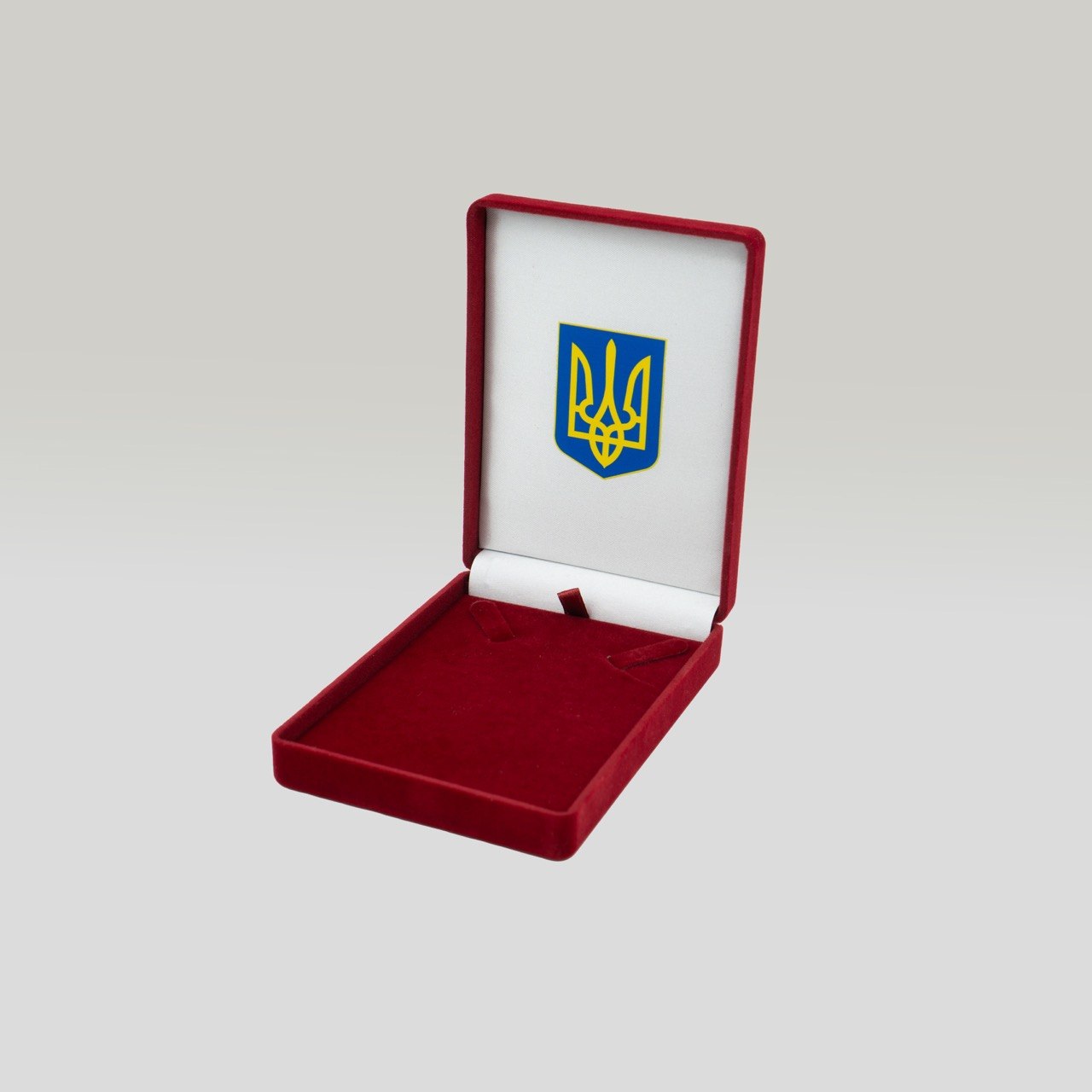 Відкритий футляр з атласною підкладкою та тризубом