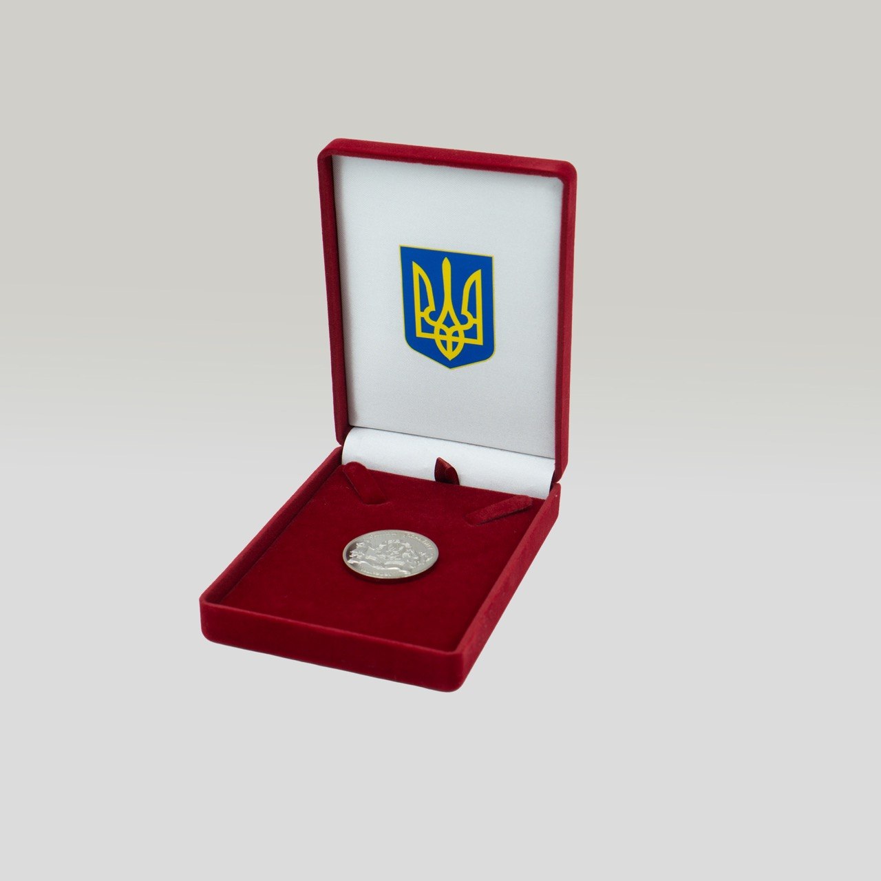 Оксамитовий футляр для медалі з тризубом — бордовий, з атласною підкладкою