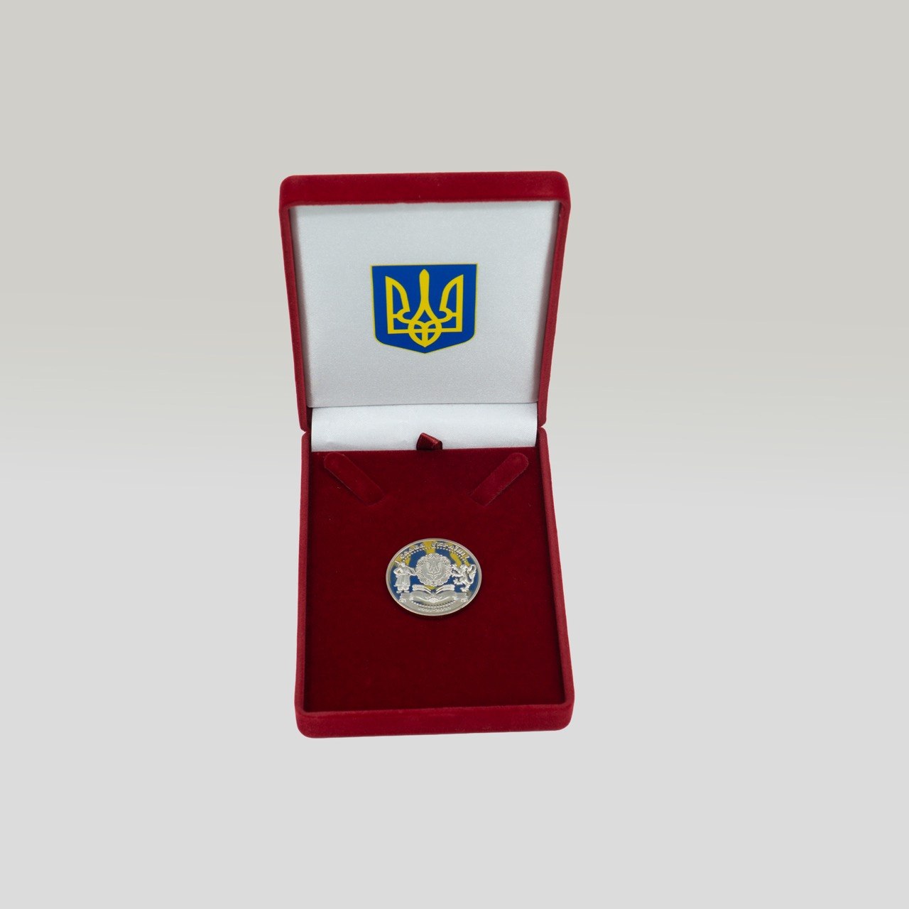 Відкритий оксамитовий футляр для ордена та медалі з тризубом на кришці